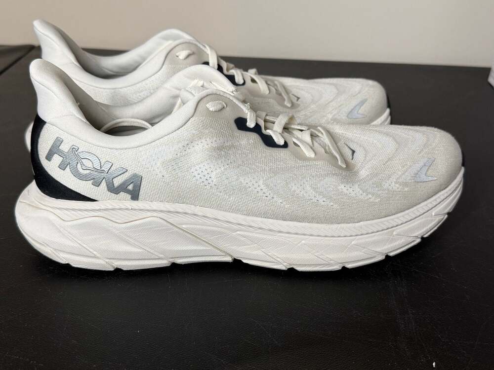 HOKA Arahi 6 Men's Road Running Shoes in Blanc De Blanc / Steel Wool